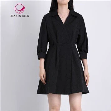 Черное жаккардовое короткое платье с приспущенными плечами